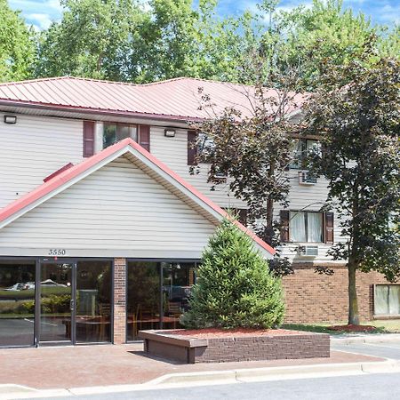 Super 8 By Wyndham Waldorf Motel Bagian luar foto