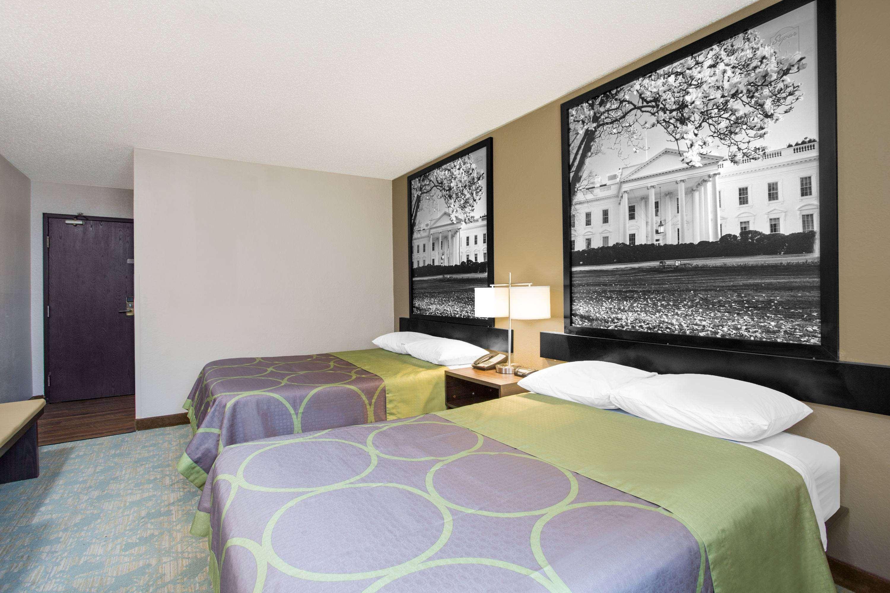 Super 8 By Wyndham Waldorf Motel Bagian luar foto