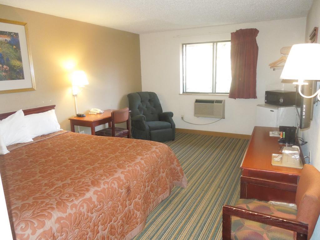 Super 8 By Wyndham Waldorf Motel Bagian luar foto
