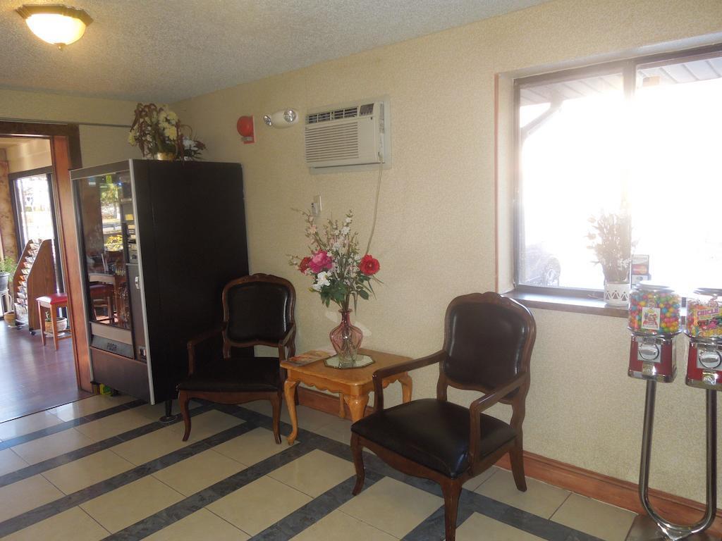 Super 8 By Wyndham Waldorf Motel Bagian luar foto