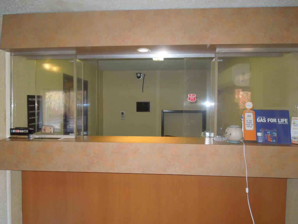 Super 8 By Wyndham Waldorf Motel Bagian luar foto