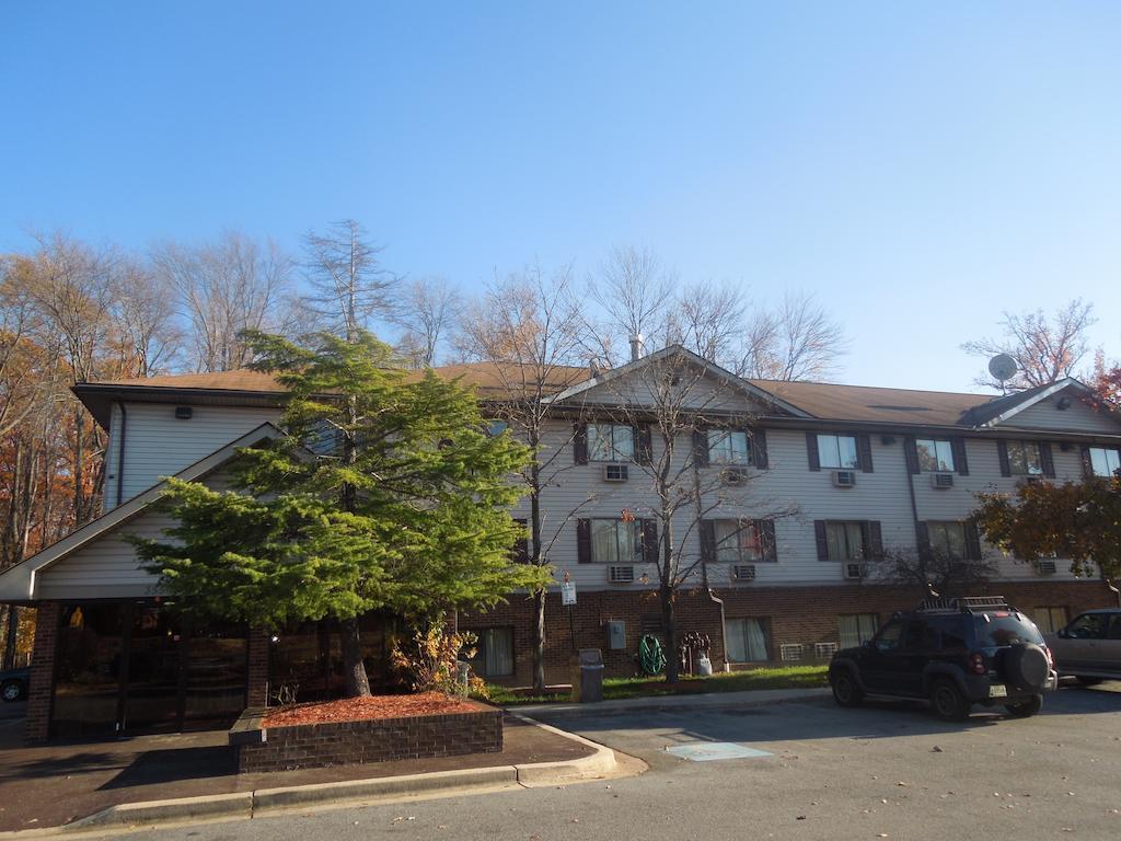 Super 8 By Wyndham Waldorf Motel Bagian luar foto