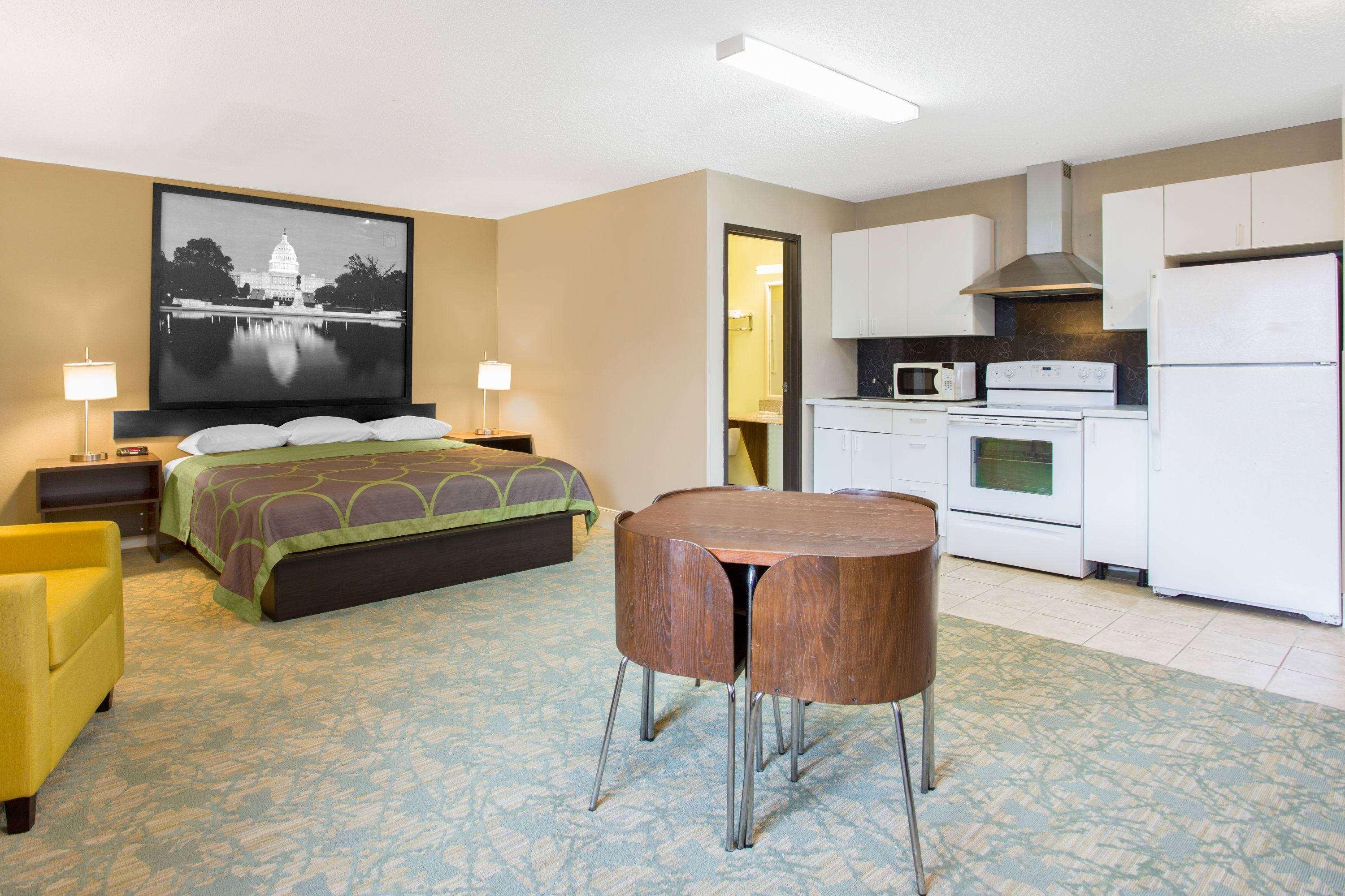 Super 8 By Wyndham Waldorf Motel Bagian luar foto