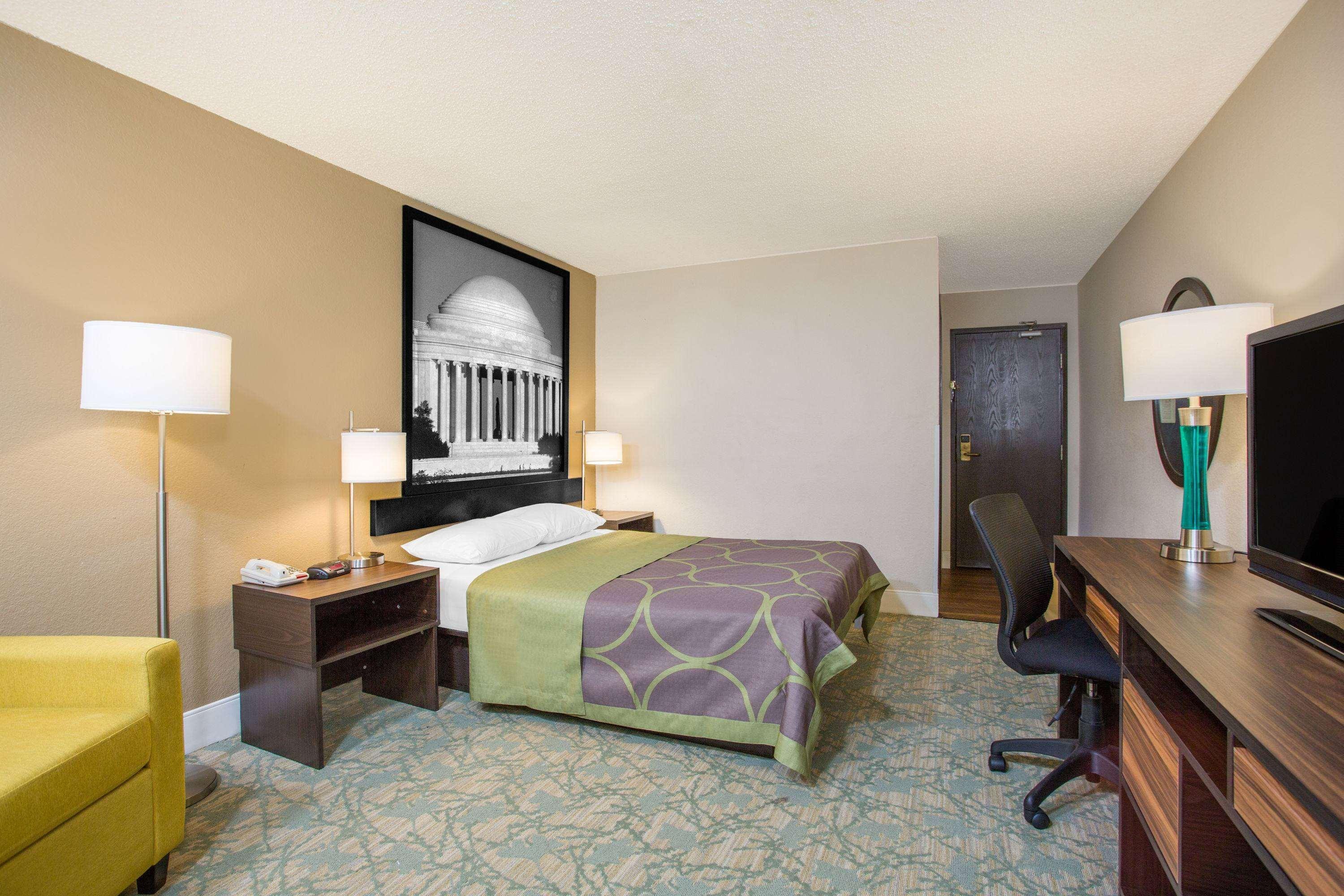 Super 8 By Wyndham Waldorf Motel Bagian luar foto