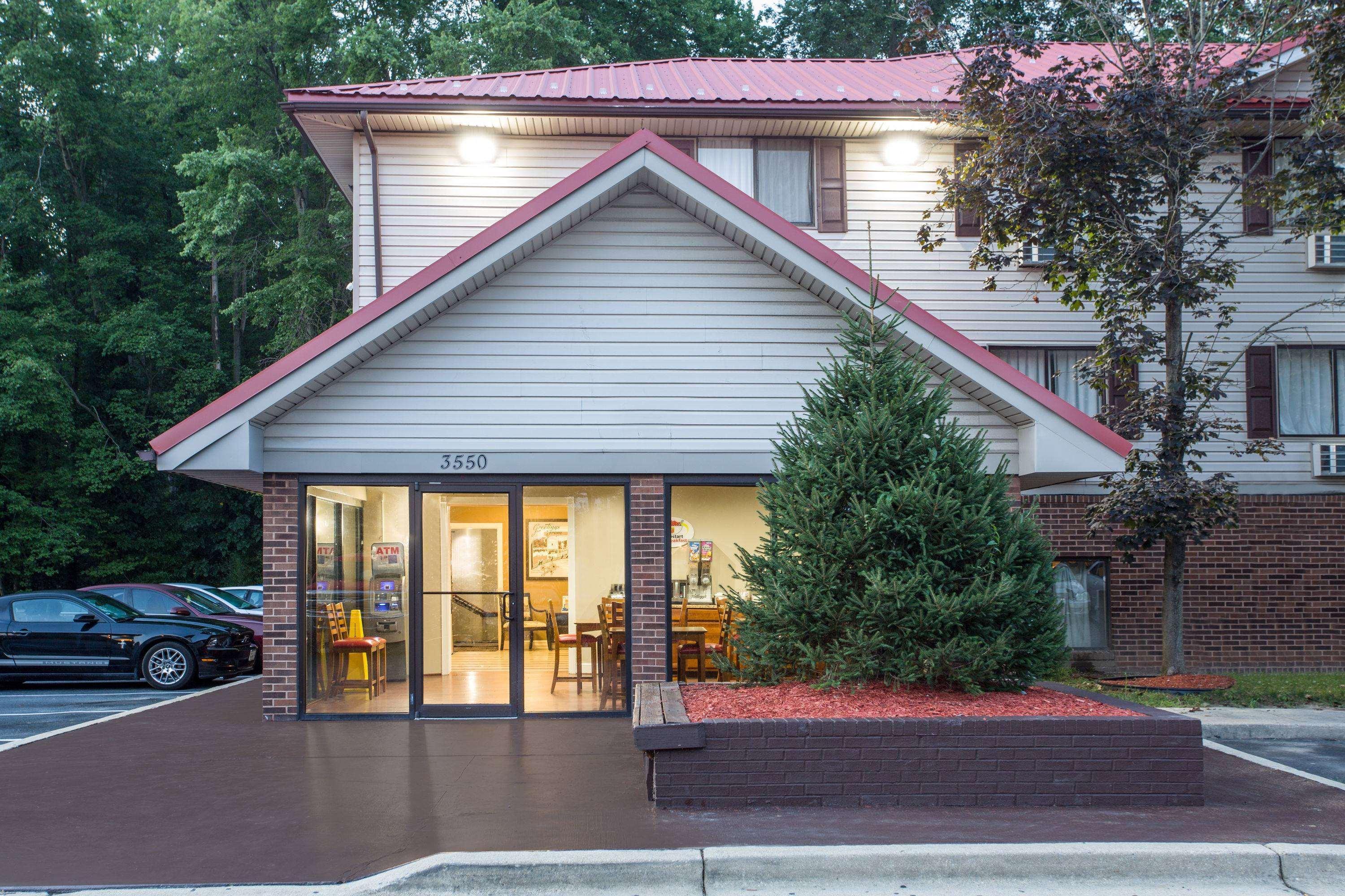 Super 8 By Wyndham Waldorf Motel Bagian luar foto
