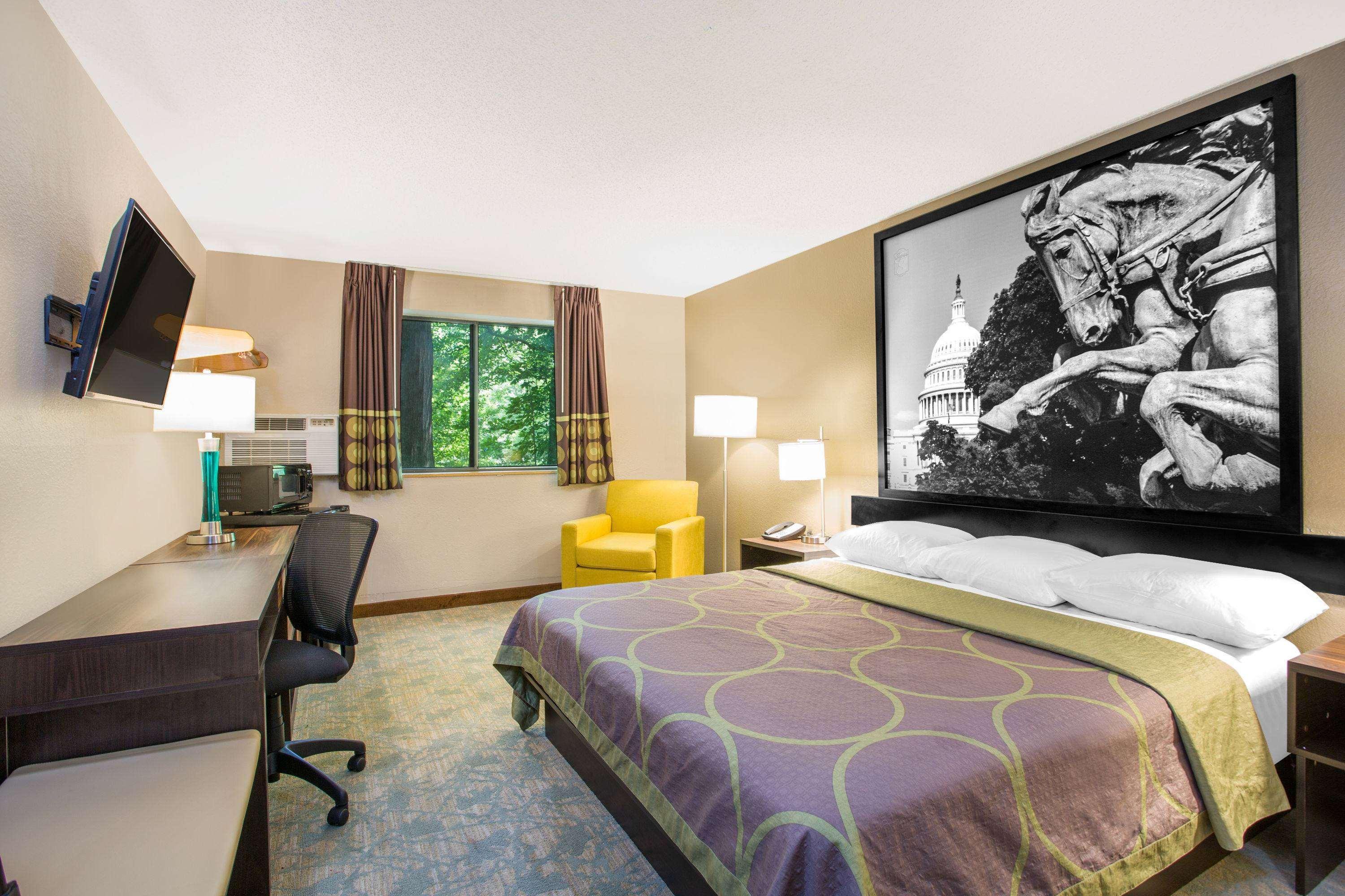 Super 8 By Wyndham Waldorf Motel Bagian luar foto