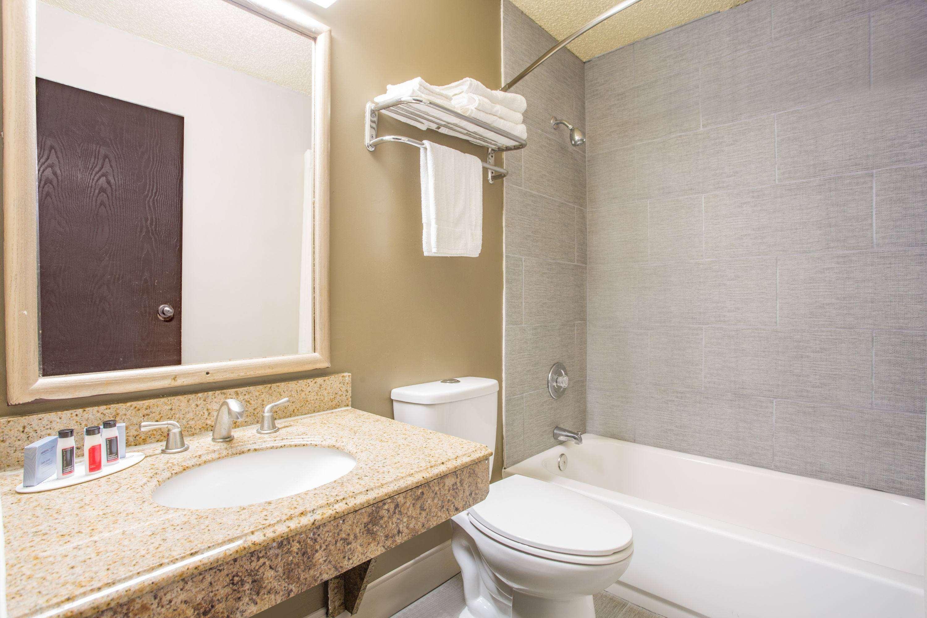 Super 8 By Wyndham Waldorf Motel Bagian luar foto