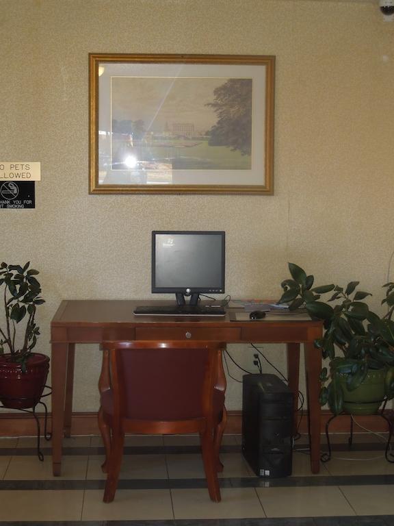 Super 8 By Wyndham Waldorf Motel Bagian luar foto