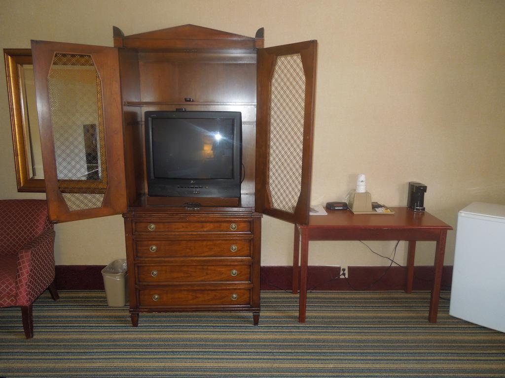 Super 8 By Wyndham Waldorf Motel Bagian luar foto