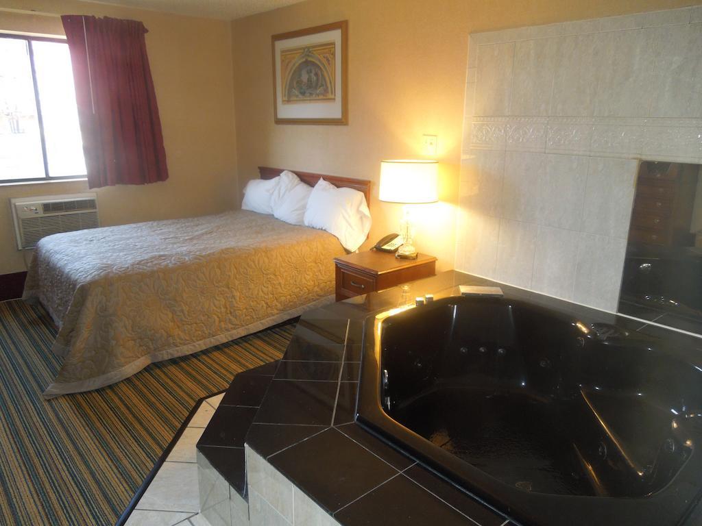 Super 8 By Wyndham Waldorf Motel Bagian luar foto