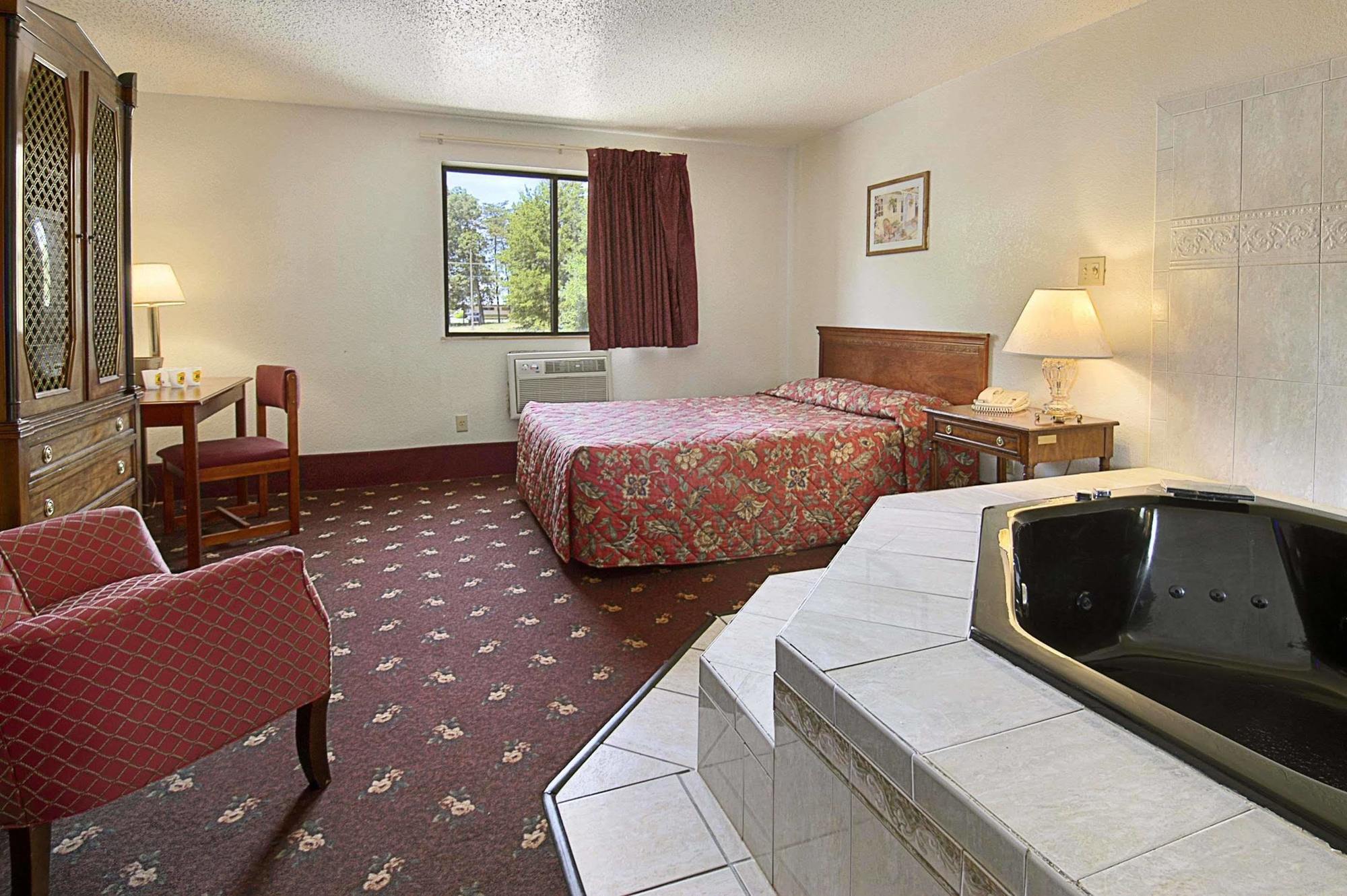 Super 8 By Wyndham Waldorf Motel Bagian luar foto