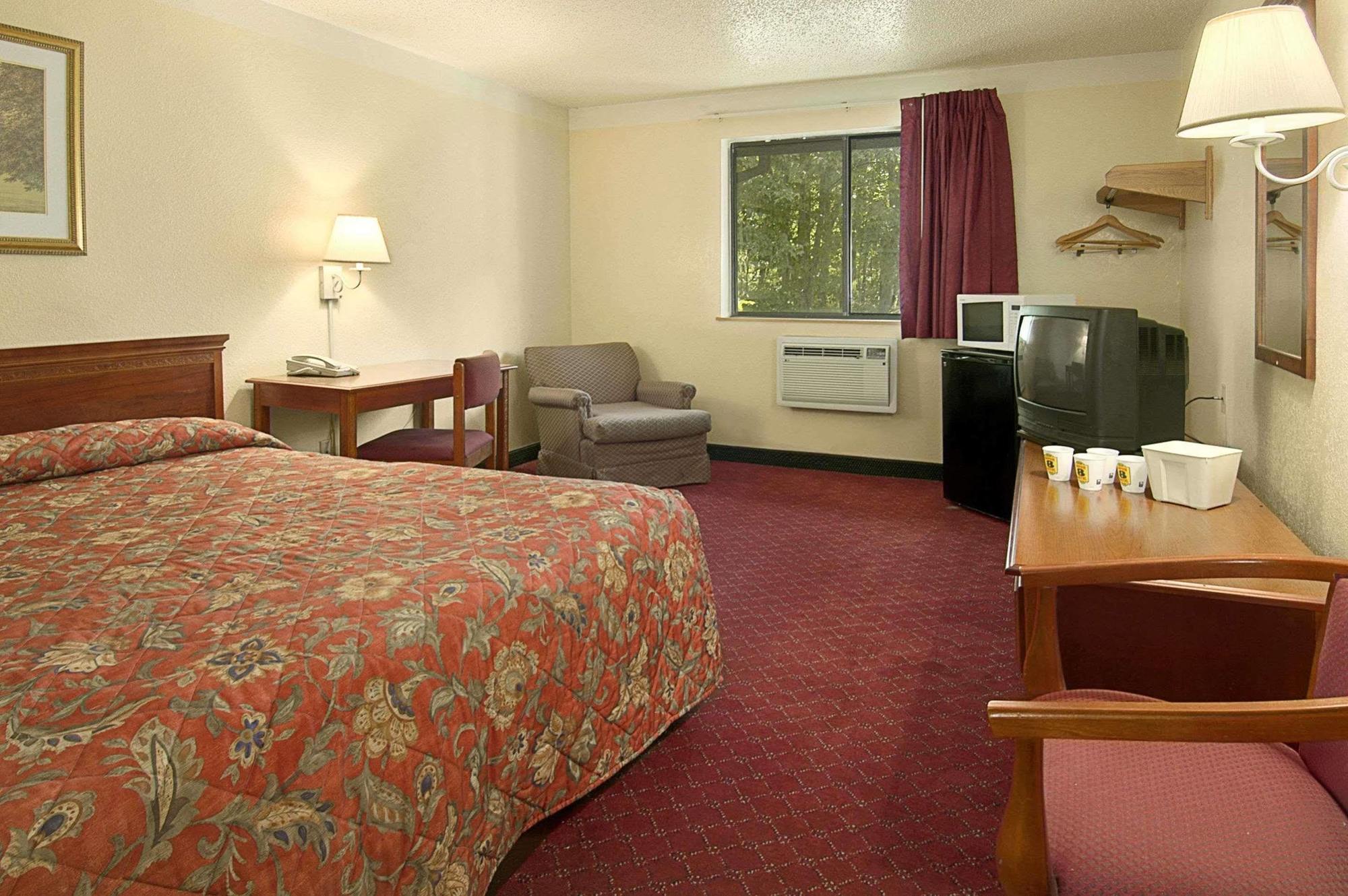 Super 8 By Wyndham Waldorf Motel Bagian luar foto