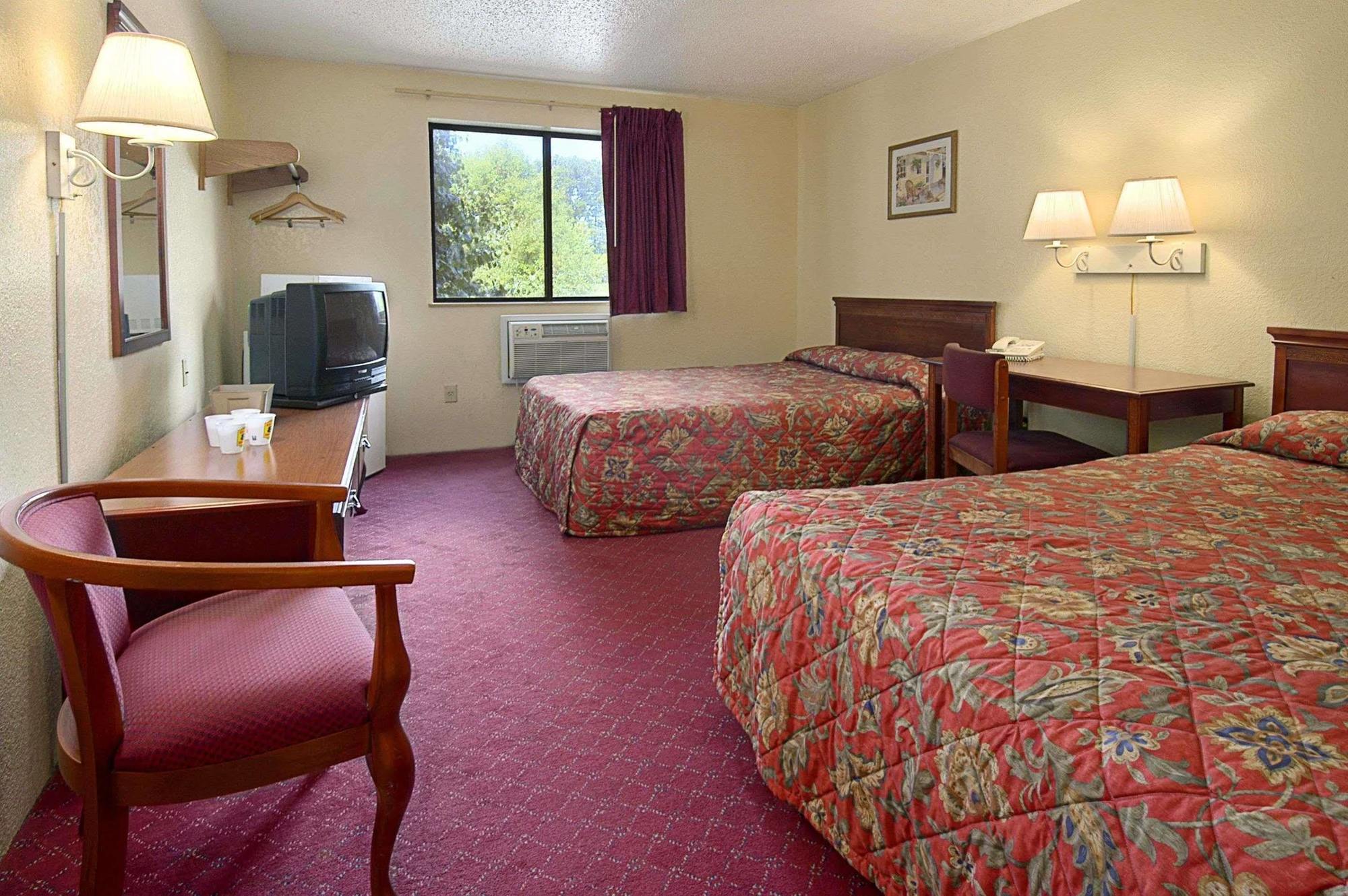Super 8 By Wyndham Waldorf Motel Bagian luar foto
